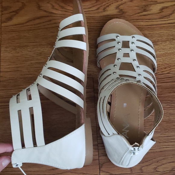 White strappy flat sandals - Picture 3 of 3
